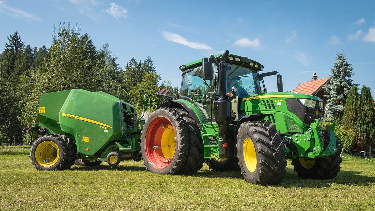 Traktor mit Rundballenpresse